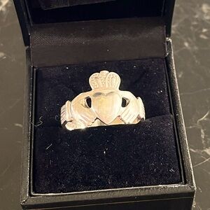 Silver men’s claddagh ring